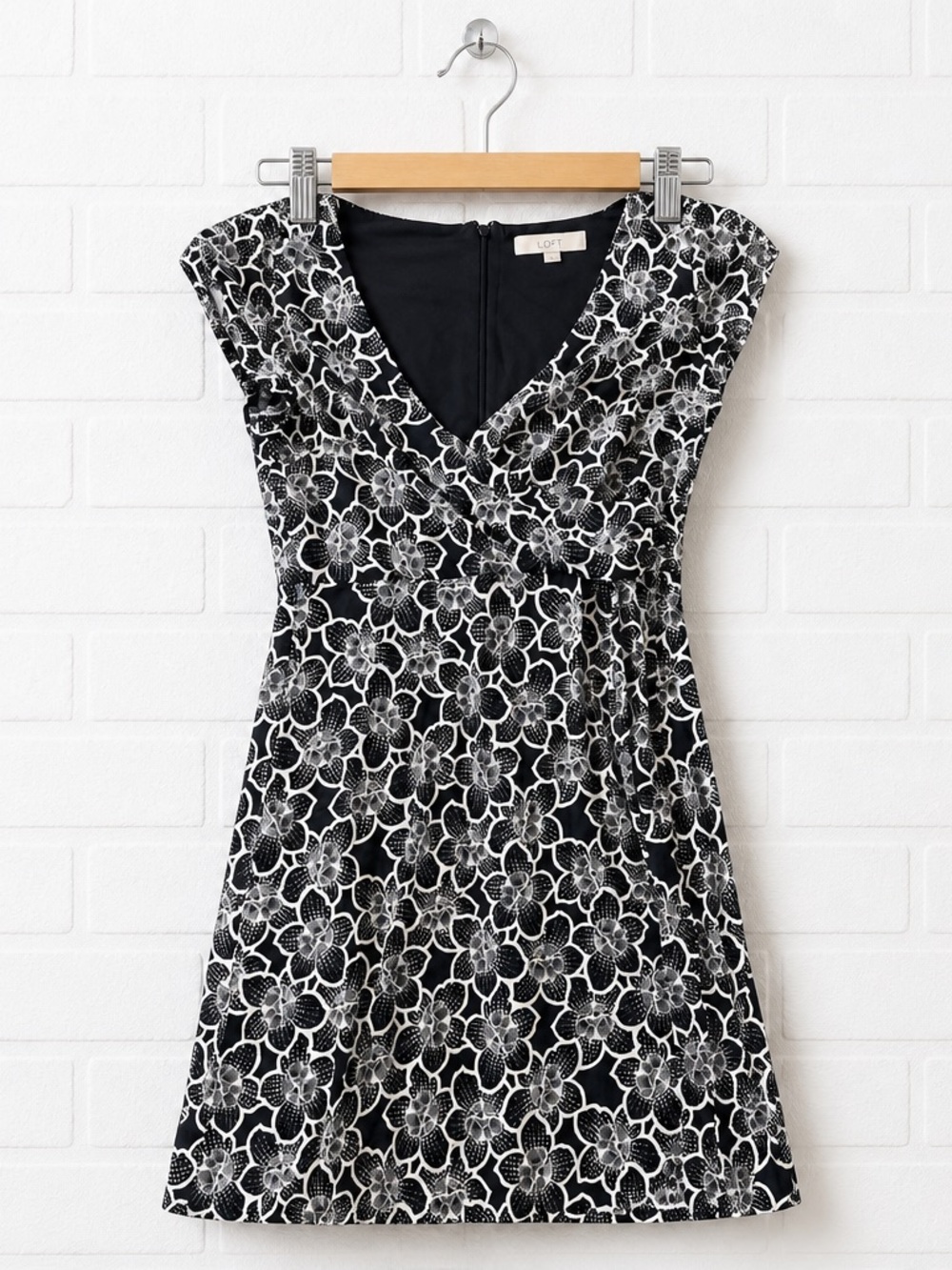 LOFT Black and White Floral V-Neck Midi Dress size 8 - Picture 4 of 8